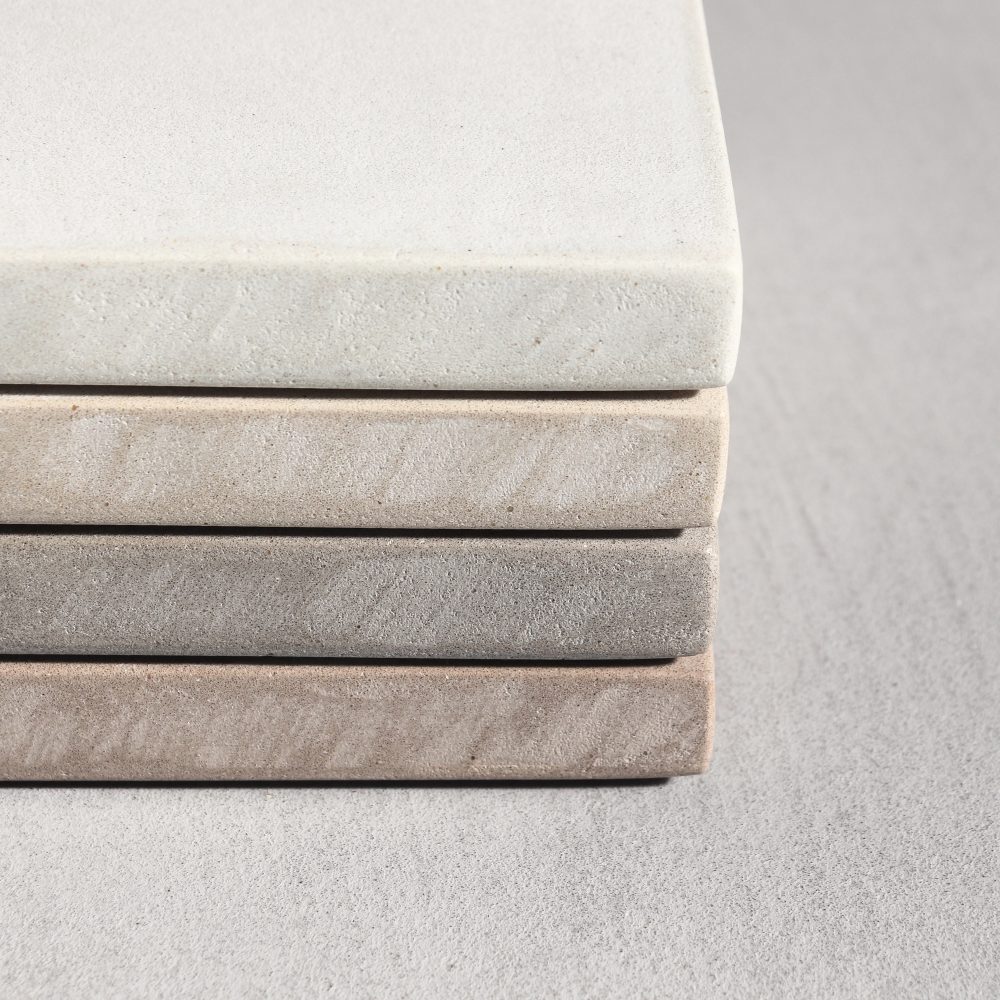 角の立ち方や丸みの出方まで細かく調整しています。  手で触れたときのなめらかさと、見た目の静けさを両立させるため、  エッジも一つひとつ手作業で仕上げています。