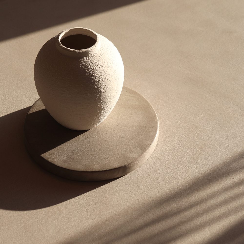 職人の手仕事によって生まれる、わずかな表情の違い。コテの動きが重なり、ひとつひとつ異なる仕上がりになります。自然素材ならではの個体差を大切にしながら、一点ずつ制作しています。