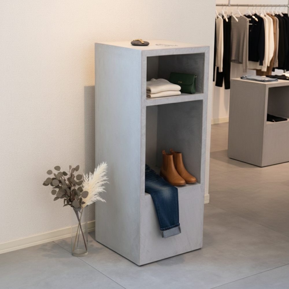 店舗空間では、商品の展示と収納を兼ねた什器として