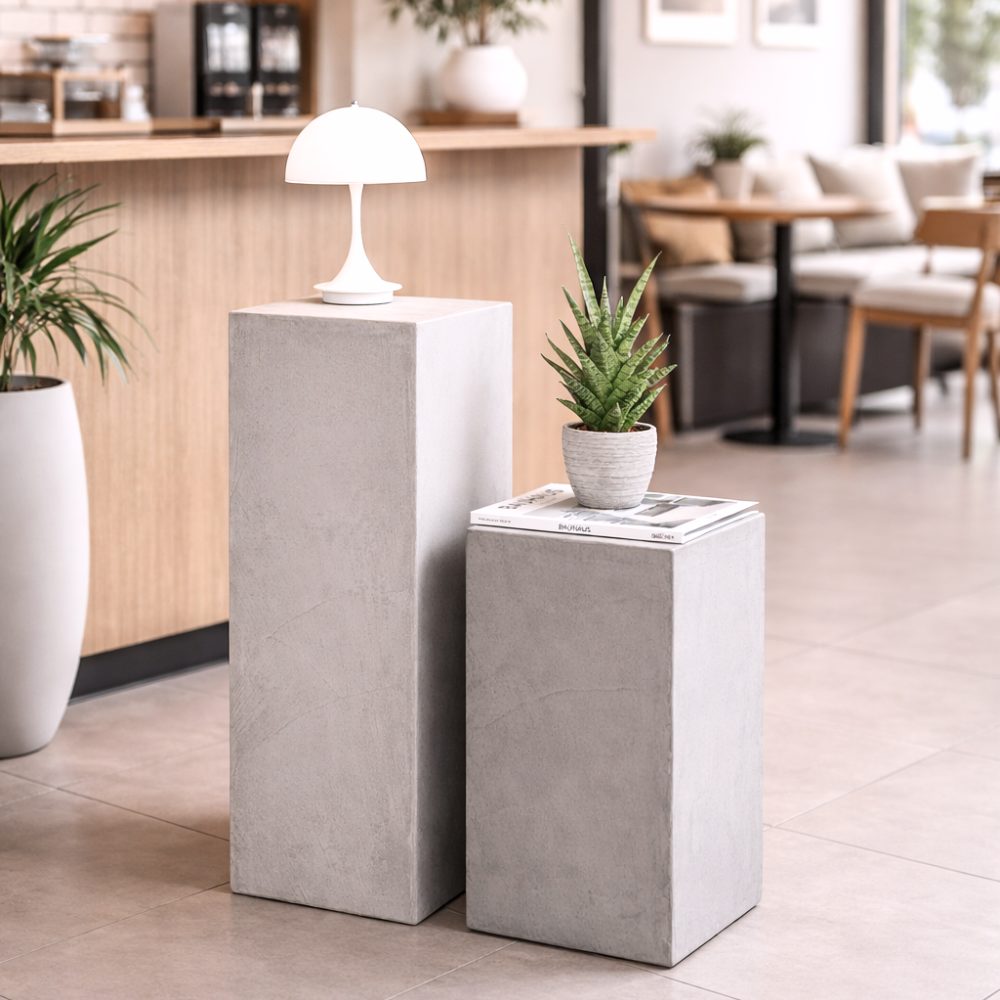 照明や植物、小物を分けて配置することで、それぞれを引き立てながら、奥行きのあるディスプレイが可能