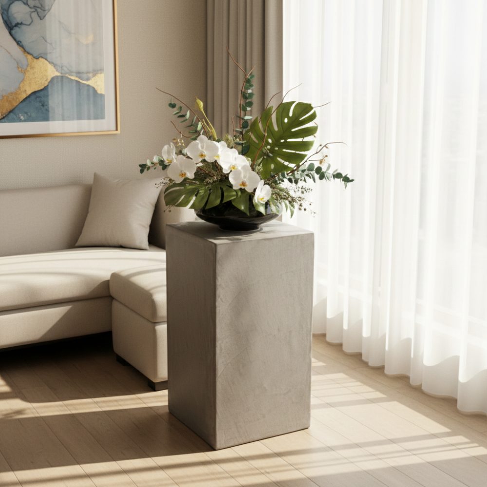 ベッドサイドや窓辺に配置することで、花やグリーンをさりげなく引き立てる台として活用できます